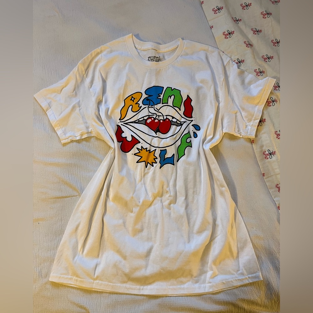 Remi Wolf Tee